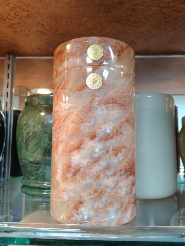 紅龍石骨灰罐整體外觀