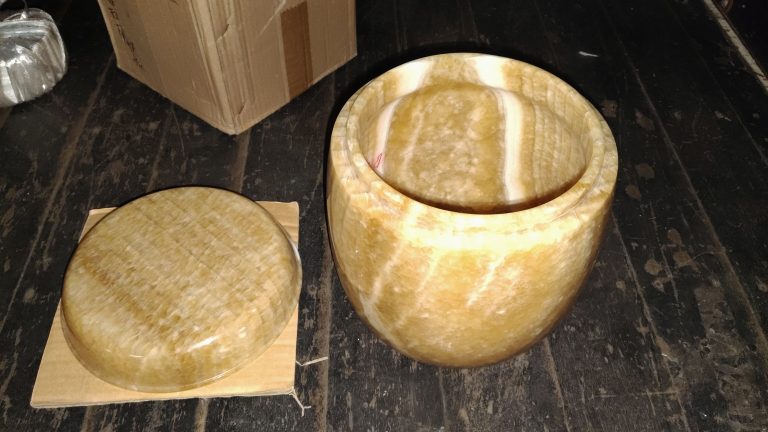 水墨玉壽罐黃玉款內部與蓋面